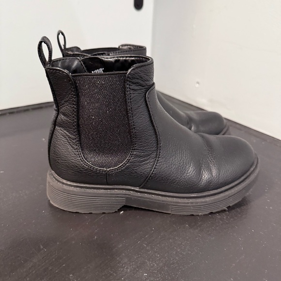 Girls Cat&Jack Black Zip Lug Sole Chelsea Ankle Boots size 1 - Picture 3 of 8